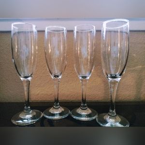 Set of champagne glasses (4)